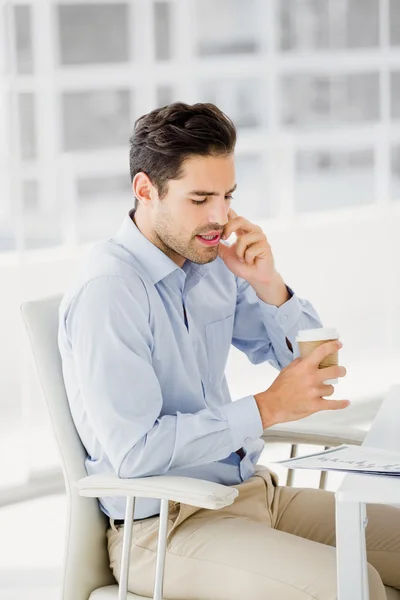 Affärsman talar på mobiltelefon — Stockfoto