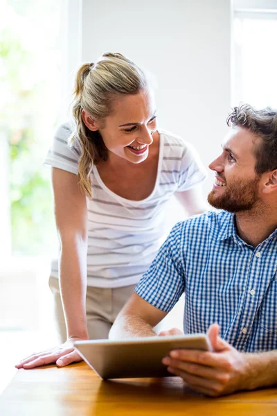 Man showing digiatl tablet to woman — Stock Photo, Image