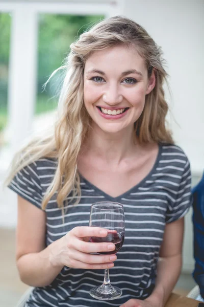 Vrouw met glas rode wijn — Stockfoto