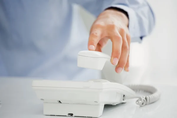 Mans hand tar emot telefonen — Stockfoto