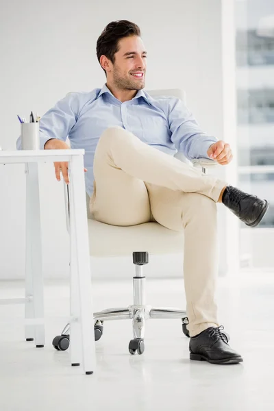 Бизнесмен сидит за рабочим столом — стоковое фото