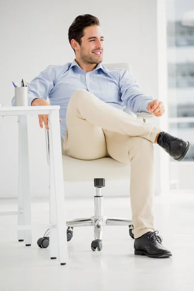 Hombre de negocios sentado en su escritorio — Foto de Stock