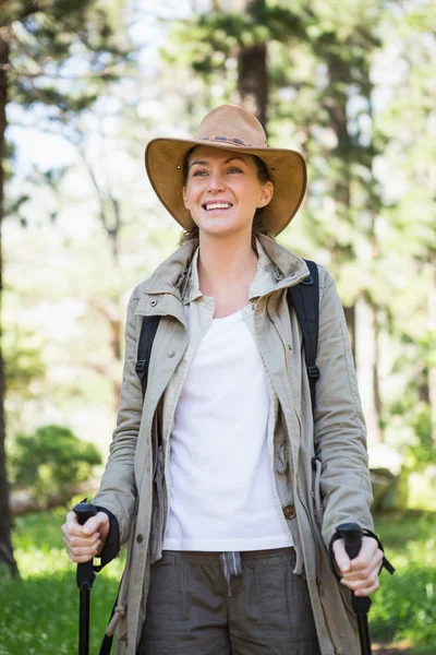 Mujer nórdica caminando — Foto de Stock