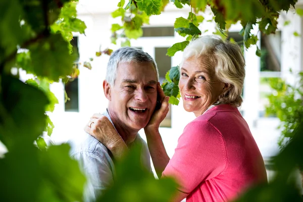 Senior paar staande in tuin — Stockfoto