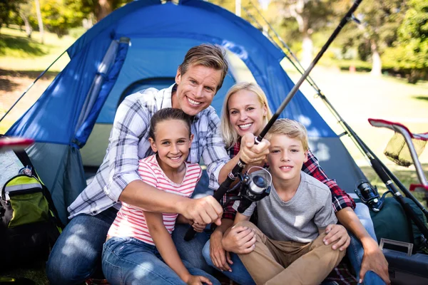 Familienangeln außerhalb des Zeltes — Stockfoto