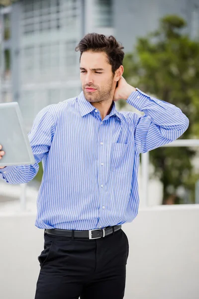 Uomo d'affari che utilizza tablet digitale — Foto Stock