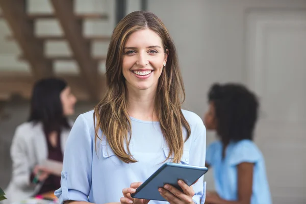 Femme d'affaires utilisant une tablette numérique — Photo