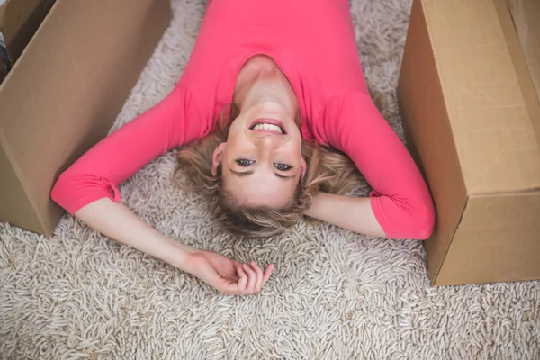 Frau liegt auf Teppich im Wohnzimmer — Stockfoto