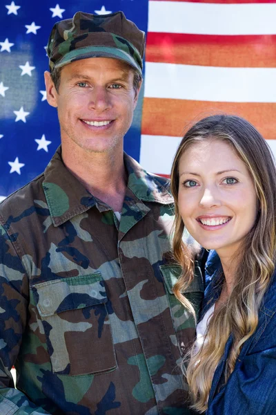 Soldado americano reunido com parceiro — Fotografia de Stock