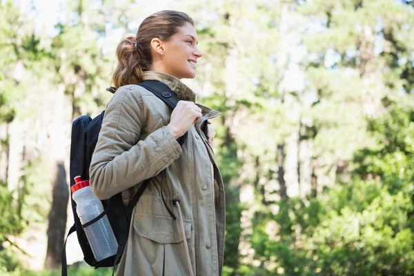 Woman with backpack in countryside — Stock Photo, Image