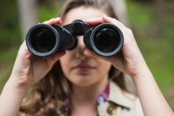 Mujer que usa binoculares — Foto de Stock