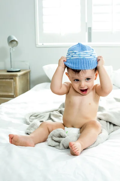 Menino usando chapéu de malha — Fotografia de Stock