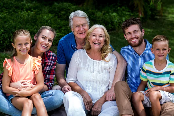 Família feliz relaxante no quintal — Fotografia de Stock