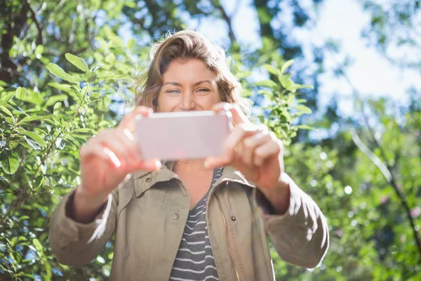 Frau macht Selfies — Stockfoto