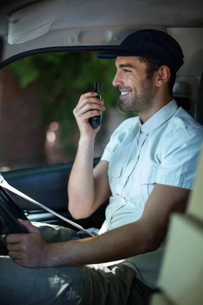 Uomo di consegna utilizzando walkie-talkie — Foto Stock