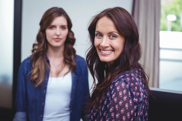 Mooie vrouwen die glimlachen op camera — Stockfoto