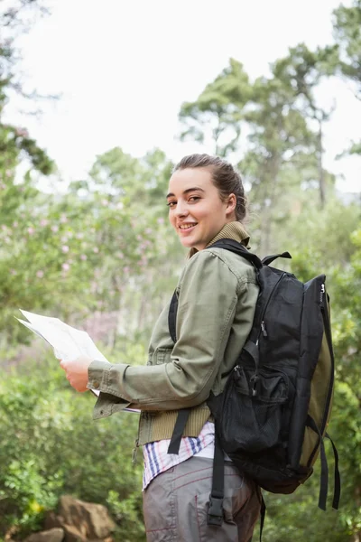 Vrouw met rugzak en kaart — Stockfoto