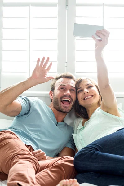 Casal alegre tomando selfie — Fotografia de Stock