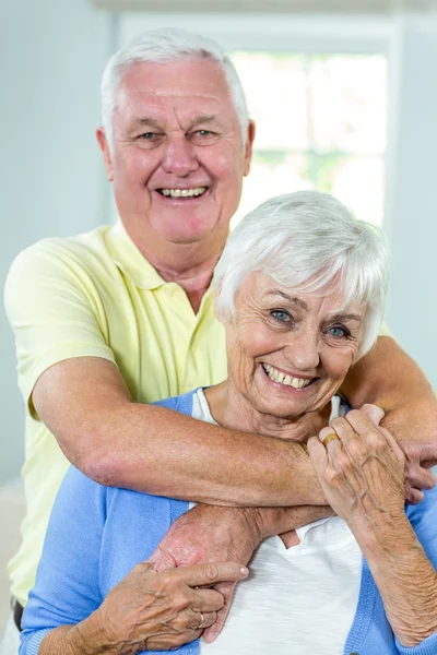 Старшая пара обнимается дома — стоковое фото