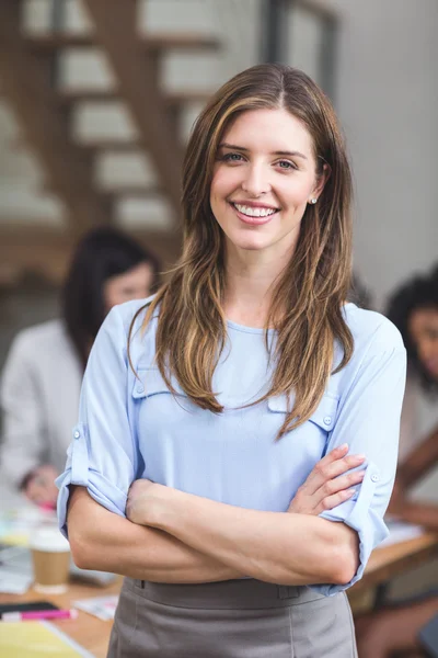 Geschäftsfrau mit verschränkten Armen — Stockfoto