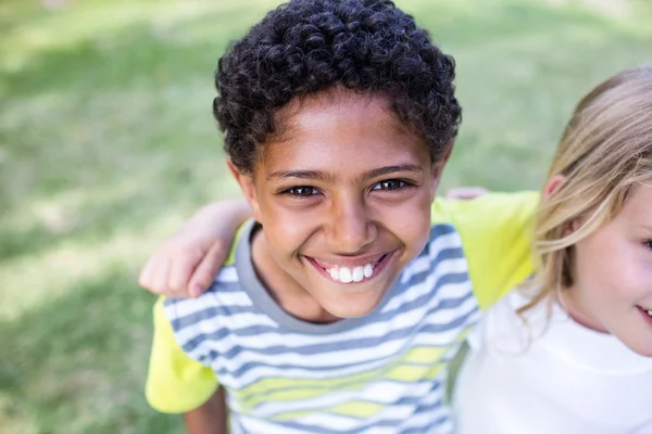 Niño feliz de pie en el parque —  Fotos de Stock