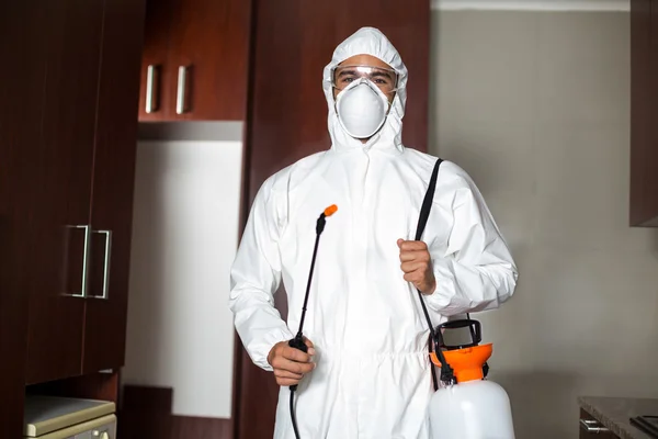 Trabalhador de pragas em terno protetor — Fotografia de Stock
