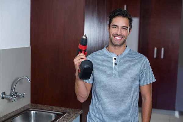 Uomo tenendo trapano a mano cordless — Foto Stock