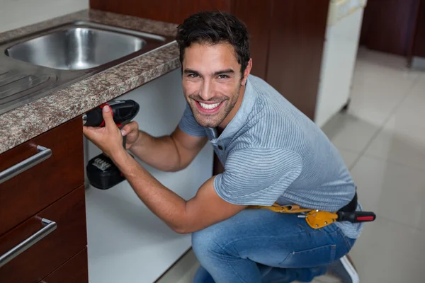 Homem usando broca de mão sem fio — Fotografia de Stock