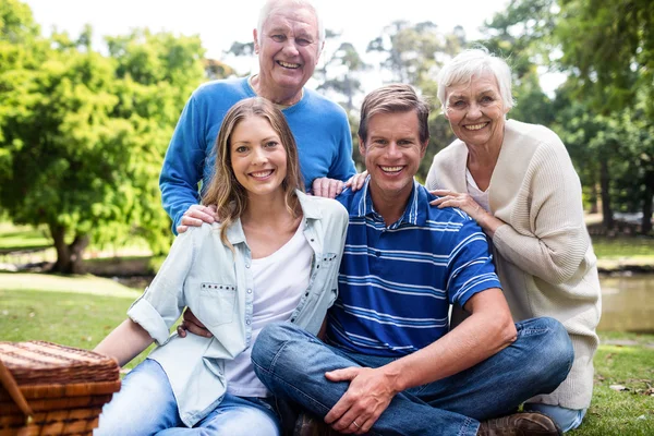 Familia haciendo picnic en el parque — Foto de Stock