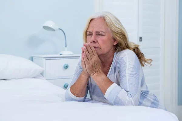 Mujer rezando en el dormitorio — Foto de Stock