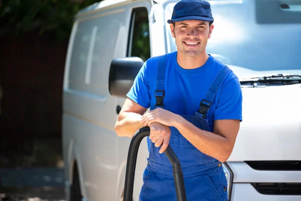 Gelukkig conciërge schoonmaak auto — Stockfoto