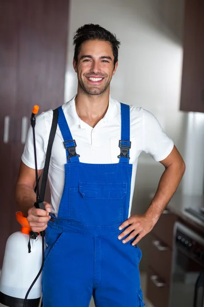 Selbstbewusster Pestizidarbeiter — Stockfoto