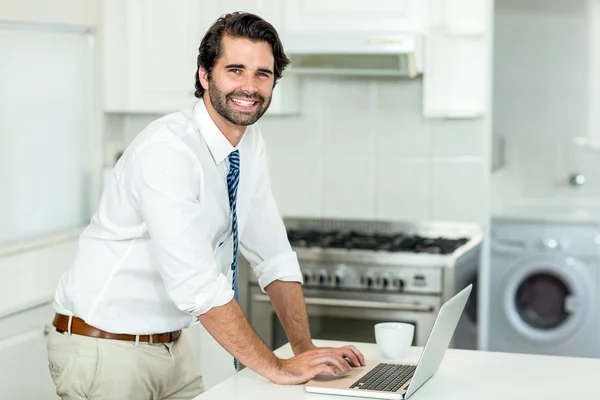 Empresário usando laptop à mesa — Fotografia de Stock