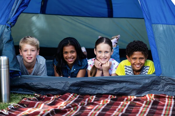 Kinderen liggen in een tent — Stockfoto