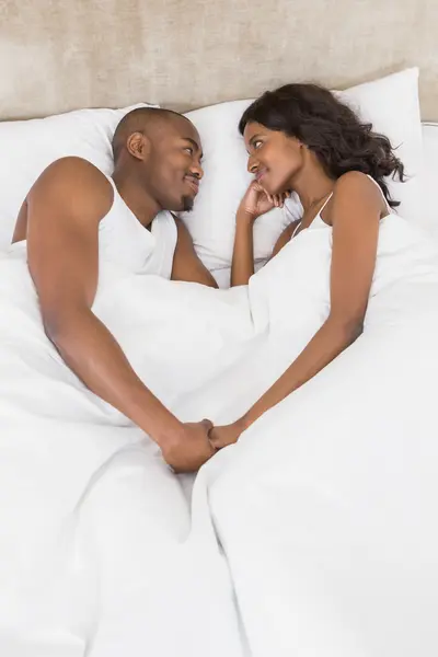 Couple lying face to face on bed — Stock Photo, Image