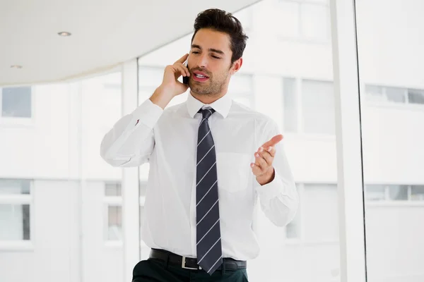 Homem está falando no telefone e gesting — Fotografia de Stock