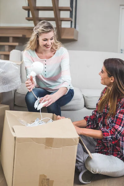 Amigos desembalaje cajas de cartón —  Fotos de Stock