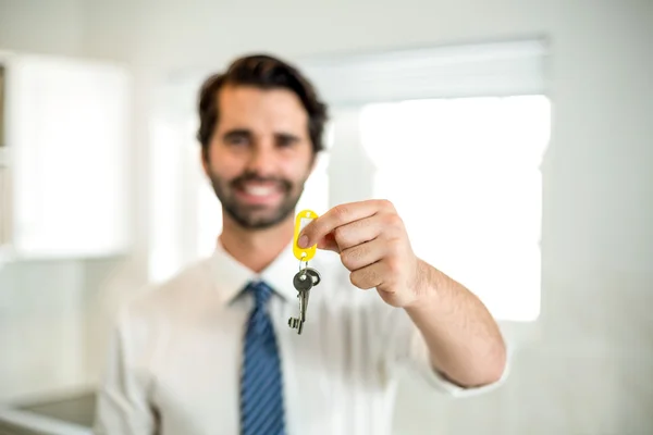 Selbstbewusster Geschäftsmann zeigt Schlüssel — Stockfoto