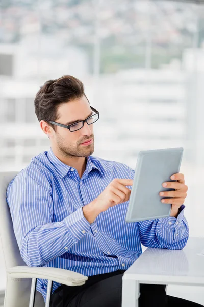 Geschäftsmann mit digitalem Tablet — Stockfoto