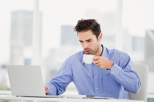 Empresário tomando xícara de café — Fotografia de Stock