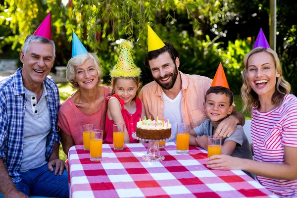 Familjen njuter på födelsedag i gården — Stockfoto