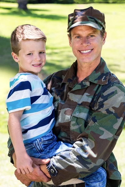 Tentara bersatu kembali dengan anak — Stok Foto