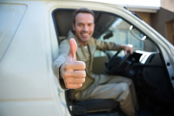 Levering man zit in zijn busje — Stockfoto