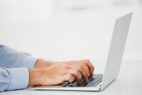 Homem de negócios trabalhando no laptop — Fotografia de Stock