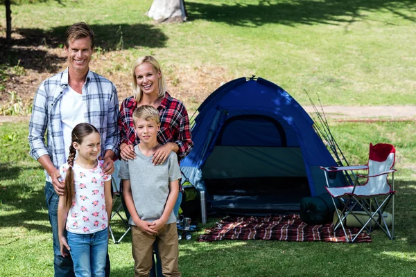 Portret van een familie permanent buiten de tent — Stockfoto