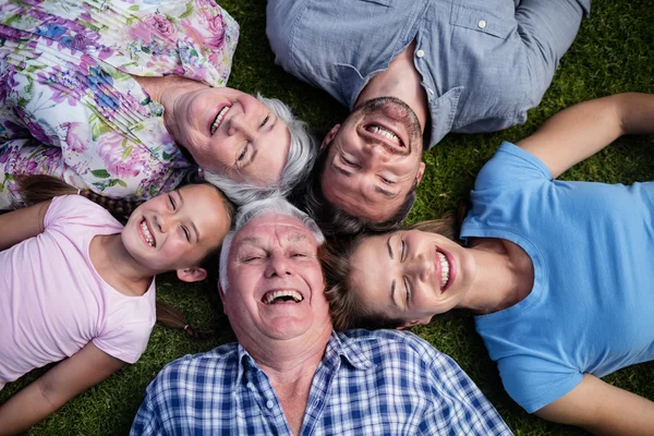 Familie samen in de tuin liggen — Stockfoto