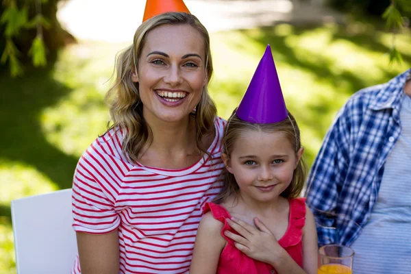 Mor och dotter bär mössor — Stockfoto