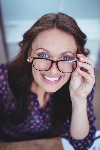 Beautiful woman smiling at camera — Stock Photo, Image