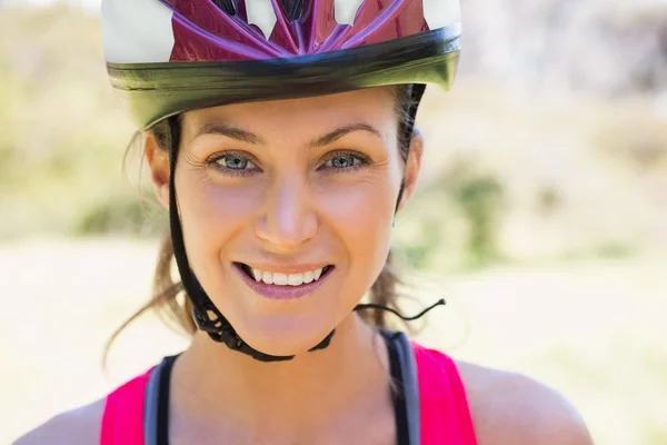 ヘルメットを身に着けているフィットの女性 — ストック写真