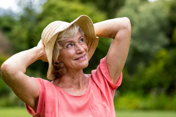 Donna in cappello in piedi in cortile — Foto Stock